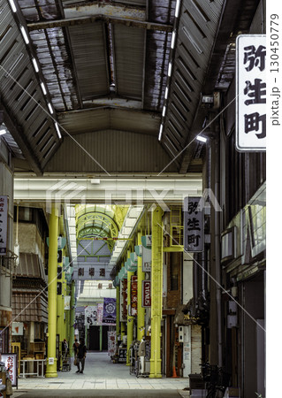 岐阜市のレトロな商店街と人々の風景 岐阜市のレトロな商店街と人々の風景 130450779