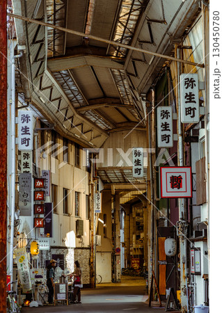 岐阜市のレトロな商店街と人々の風景 岐阜市のレトロな商店街と人々の風景 130450780