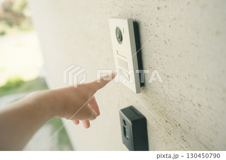 インターホンを鳴らす 130450790