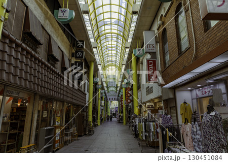 岐阜市の昭和レトロなアーケード商店街の風景   130451084