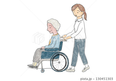 女性の車いすを押すヘルパー 130451303