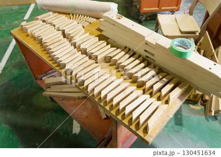 木製パーツを並べた家具工房の作業台 130451634