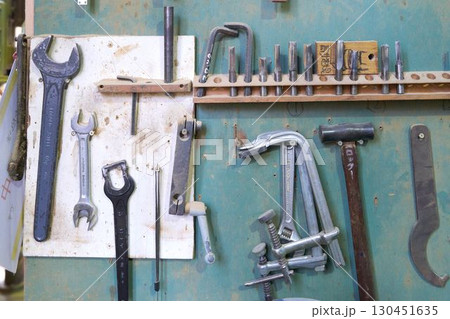 木工所に整然と並んだ工具とクランプ 130451635