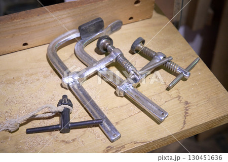 木工用クランプと工具のクローズアップ 130451636