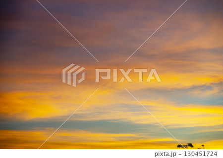 秋の夕焼け 夕焼け空 夕暮れ 空 9月 イメージ 130451724