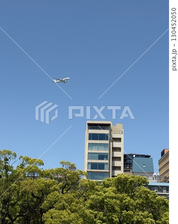 青空に飛ぶ飛行機 130452050