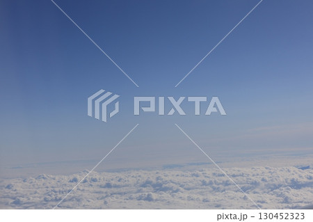飛行機から見た空と雲 130452323