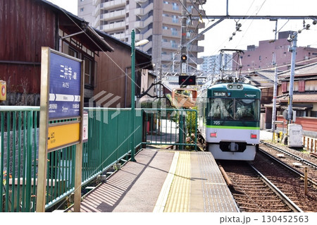 大津市 京阪電車三井寺駅プラットホームと京阪電車 大津市 京阪電車三井寺駅プラットホームと京阪電車 130452563