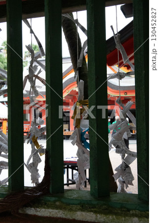 神社の境内にあるたくさんのおみくじ 神社の境内にあるたくさんのおみくじ 130452827