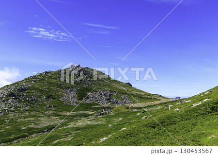 木曽駒ヶ岳頂上から広がる岩場と登山道の絶景風景 木曽駒ヶ岳頂上から広がる岩場と登山道の絶景風景 130453567