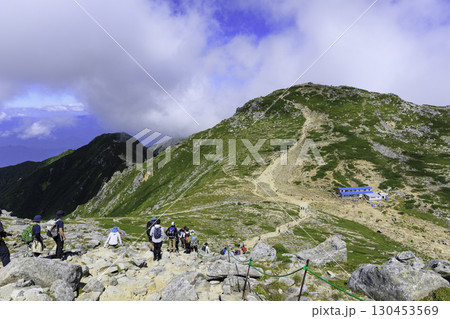 木曽駒ヶ岳頂上から広がる岩場と登山道の絶景風景 130453569