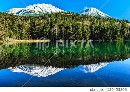 阿寒摩周国立公園オンネトーに映る雌阿寒岳と阿寒富士 阿寒摩周国立公園オンネトーに映る雌阿寒岳と阿寒富士 130453806