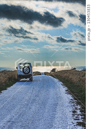 空へ続く白い道とジムニー 空へ続く白い道とジムニー 130453833