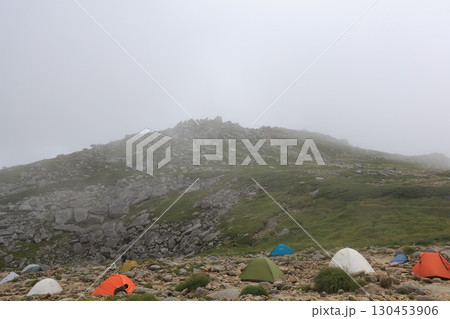 霧に包まれた木曽駒ヶ岳テント場と幻想的な山の風景 霧に包まれた木曽駒ヶ岳テント場と幻想的な山の風景 130453906