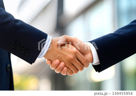 信頼を築くビジネスマンの握手 信頼を築くビジネスマンの握手 130455958