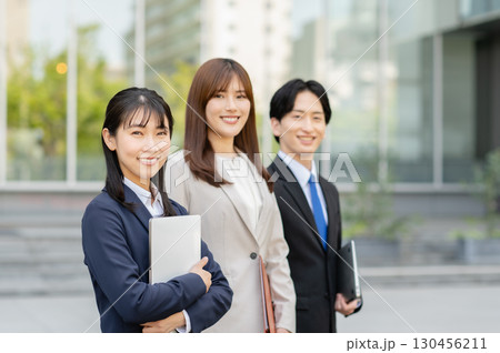 若いビジネスパーソン 若いビジネスパーソン 130456211