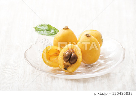 皿に盛られたビワ　びわの実　健康果実　イメージ素材 130456835