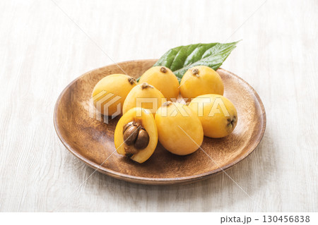 皿に盛られたビワ　びわの実　健康果実　イメージ素材 130456838