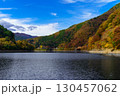 秋彩に包まれる奥多摩湖畔（麦山橋周辺）/ Tranquil Autumn Reflections b 130457062