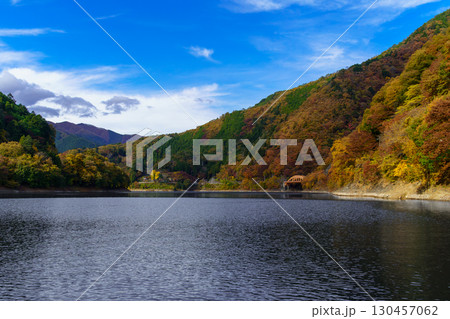 秋彩に包まれる奥多摩湖畔（麦山橋周辺）/ Tranquil Autumn Reflections b 130457062