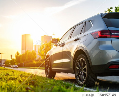 夕日に映える白い自動車 夕日に映える白い自動車 130457189