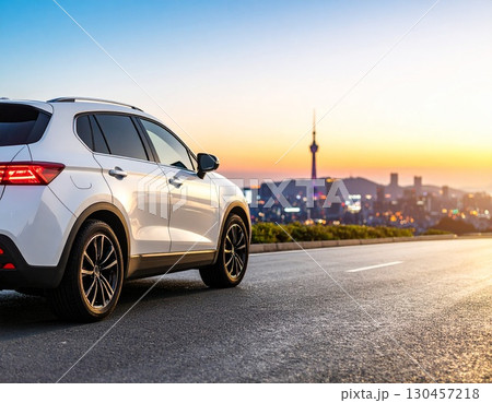夕焼けの中、海沿いの道路を走る車 夕焼けの中、海沿いの道路を走る車 130457218