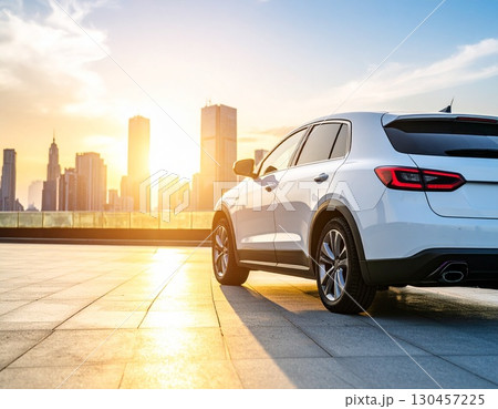 都会の風景、車、海沿いの歩道橋を走る 130457225