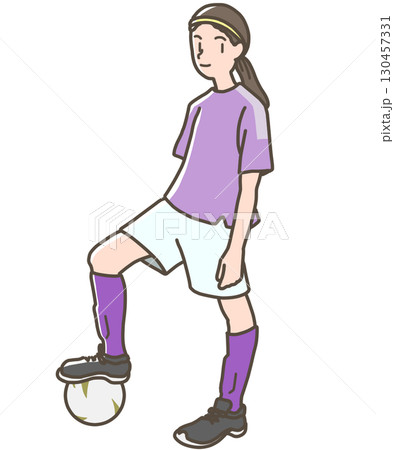 サッカーをする少女のイラスト 130457331