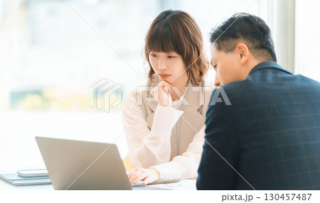 ミーティングをする男女2人のビジネスマン 130457487