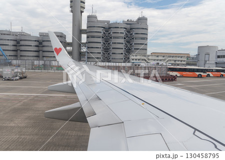 滑走路を走る飛行機の翼 130458795