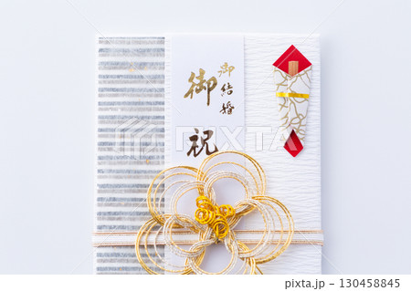 結婚祝いの祝儀袋 130458845
