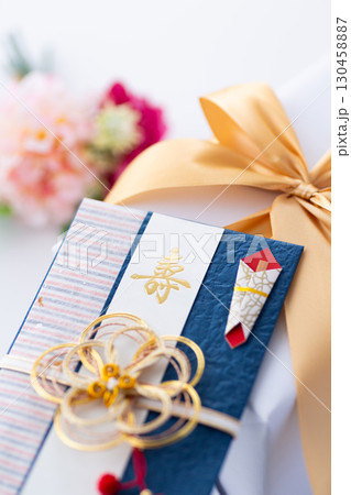 お祝いの祝儀袋 130458887