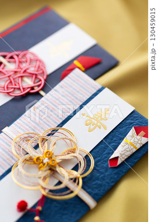 お祝いの祝儀袋 130459015