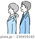 笑顔で上を見る若い男女のビジネスパーソンのイラスト 130459140