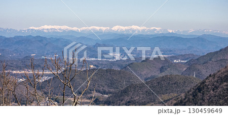 岐阜城天守からの眺め　雪を頂いた北アルプス連峰の眺め 130459649