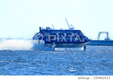 海面を爽快に疾走… 東京港内を翼走するジェットホイル 130462011