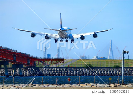 翼は欧州から… 着陸に向けアプローチするジャンボジェット『B747』 翼は欧州から… 着陸に向けアプローチするジャンボジェット『B747』 130462035