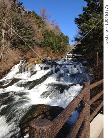 清流が段階をなして流れる渓流瀑 130463275