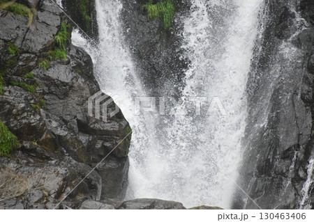 島根　岩瀧寺の滝　滝 130463406