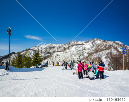 大勢の若者で賑わう冬のゲレンデと突き抜けるような青空 (長野県、飯山市、戸狩温泉) 130463652