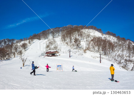 リフトを降りた人々で賑わうゲレンデと真っ青な空 (長野県、飯山市、戸狩温泉) リフトを降りた人々で賑わうゲレンデと真っ青な空 (長野県、飯山市、戸狩温泉) 130463653