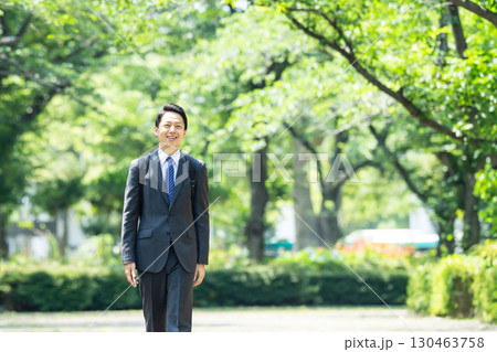 公園を歩くビジネスマン 130463758