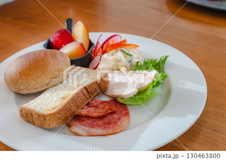 パンとサラダの洋風朝食プレート パンとサラダの洋風朝食プレート 130463800