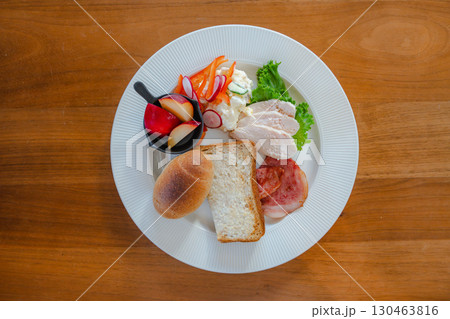 パンとサラダの洋風朝食プレート パンとサラダの洋風朝食プレート 130463816