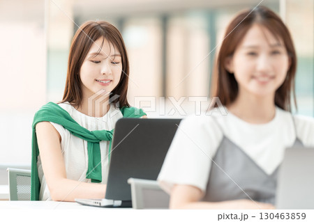 若い女性 大学生 専門学生 若い女性 大学生 専門学生 130463859