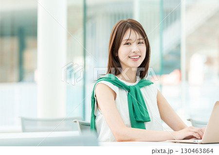 大学の教室でパソコンを操作する大学生 130463864