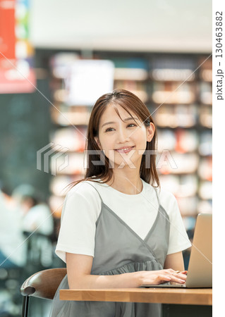 カフェで仕事をする若い女性 カフェで仕事をする若い女性 130463882