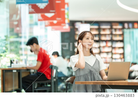 カフェで仕事をする若い女性 カフェで仕事をする若い女性 130463883