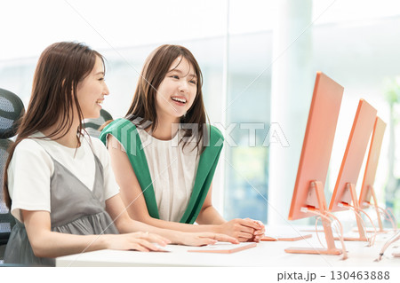 オフィスで働く若い女性 オフィスで働く若い女性 130463888