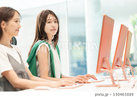 オフィスで働く若い女性 オフィスで働く若い女性 130463889